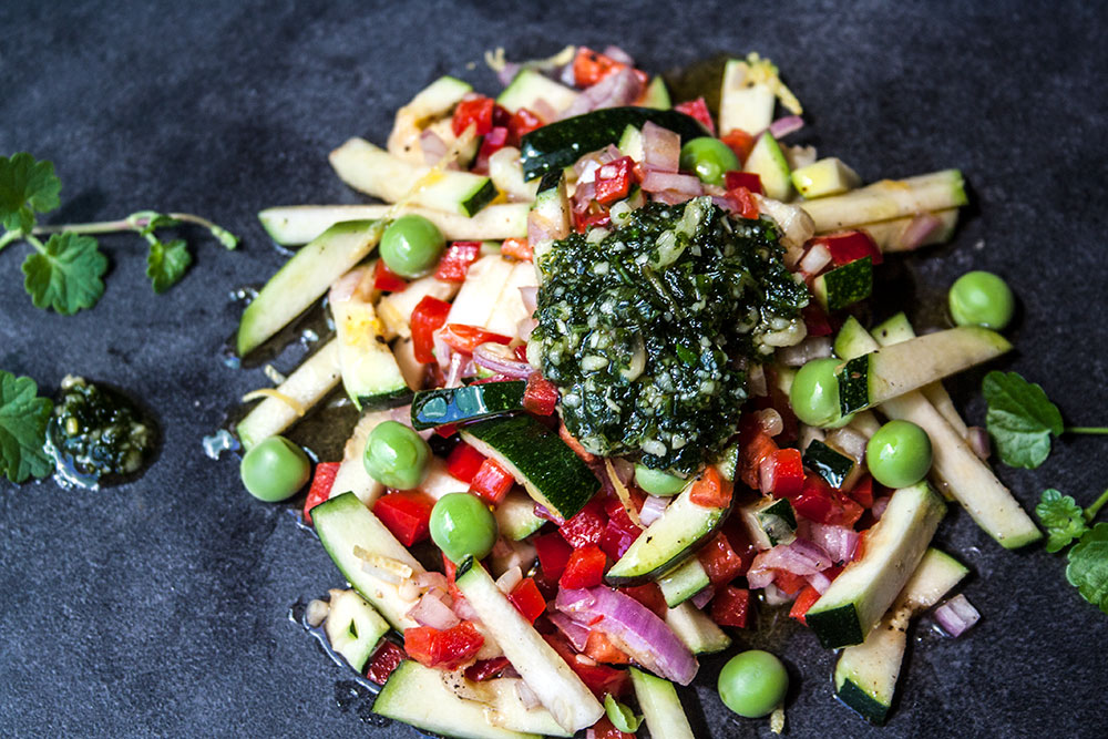 Zucchini-Paprika-Salat mit Gundermann-Pesto