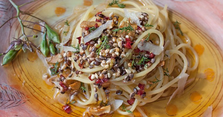 Spaghetti aglio e olio mit Springkrautsamen