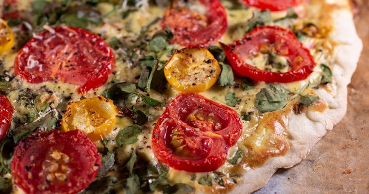 Tomatenflammkuchen mit Brunnenkresse