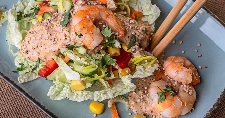 Asiatischer Salat mit Erdnuss-Soße