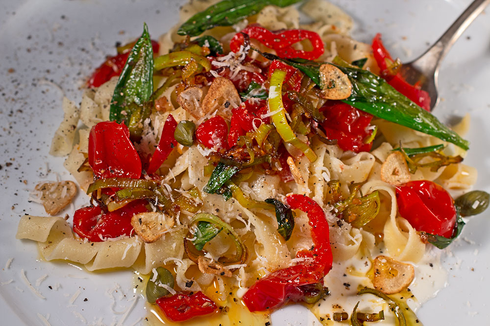 Fusilli mit Bärlauch, Tomaten und Paprika