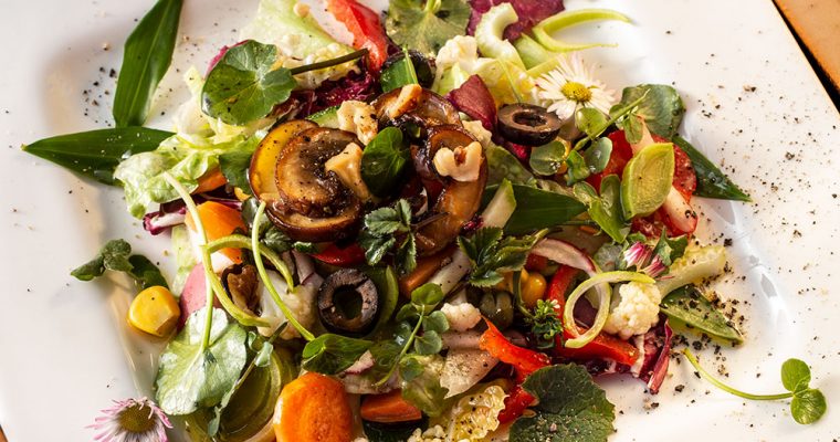 Rohkostsalat mit Wildkräutern