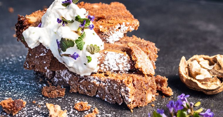 Schokokuchen mit Gundermann-Sahne