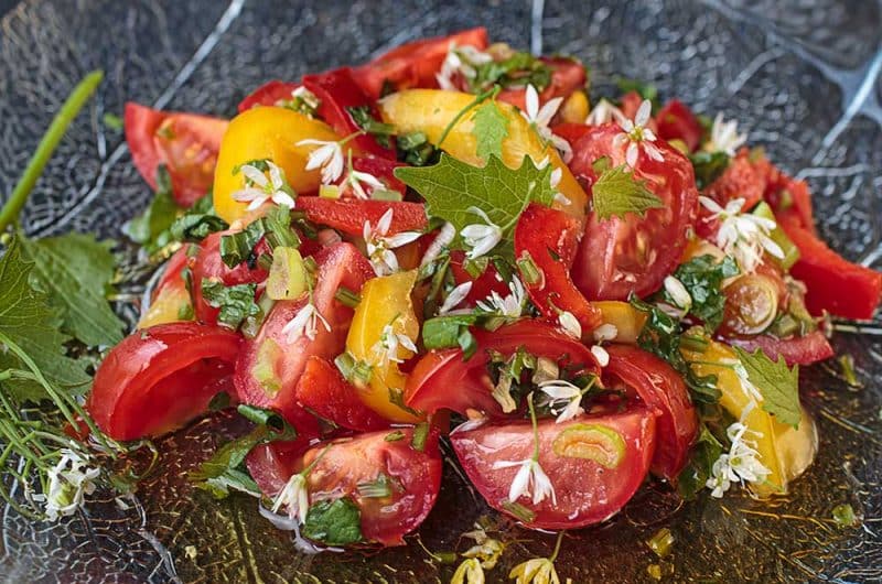 Paprika-Tomatensalat mit Bärlauchblüten
