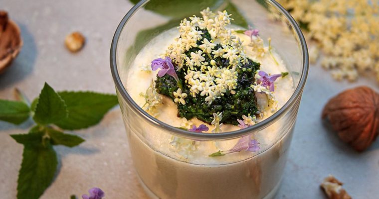 Holunderblüten-Mousse mit Gundermann-Minzpesto