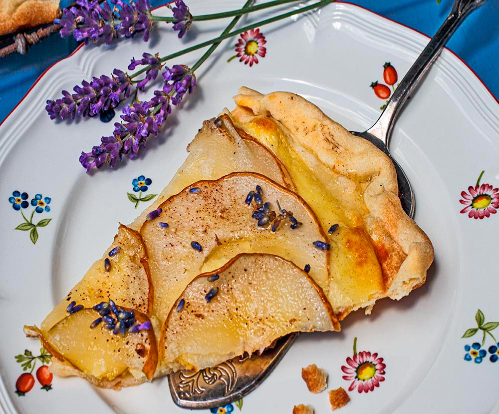 Birnenflammkuchen mit Lavendel