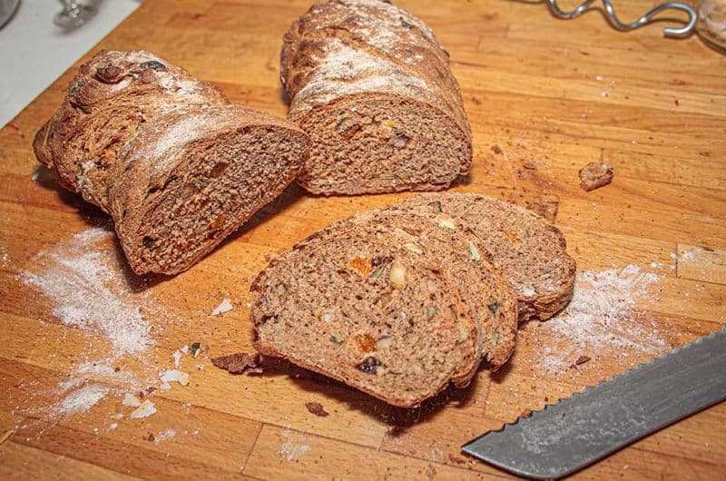 Wurzelbrot mit Trockenfrüchten