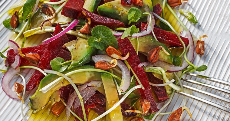 Avocado-Rote-Bete-Salat mit Scharbockskraut und Bucheckernsprossen