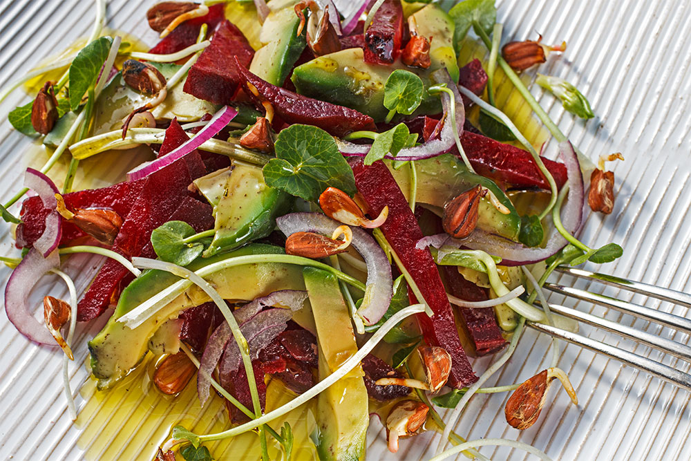 Avocado-Rote-Bete-Salat mit Scharbockskraut und Bucheckernsprossen