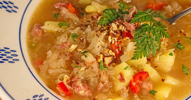 Sauerkrautsuppe mit Wiesenkerbel