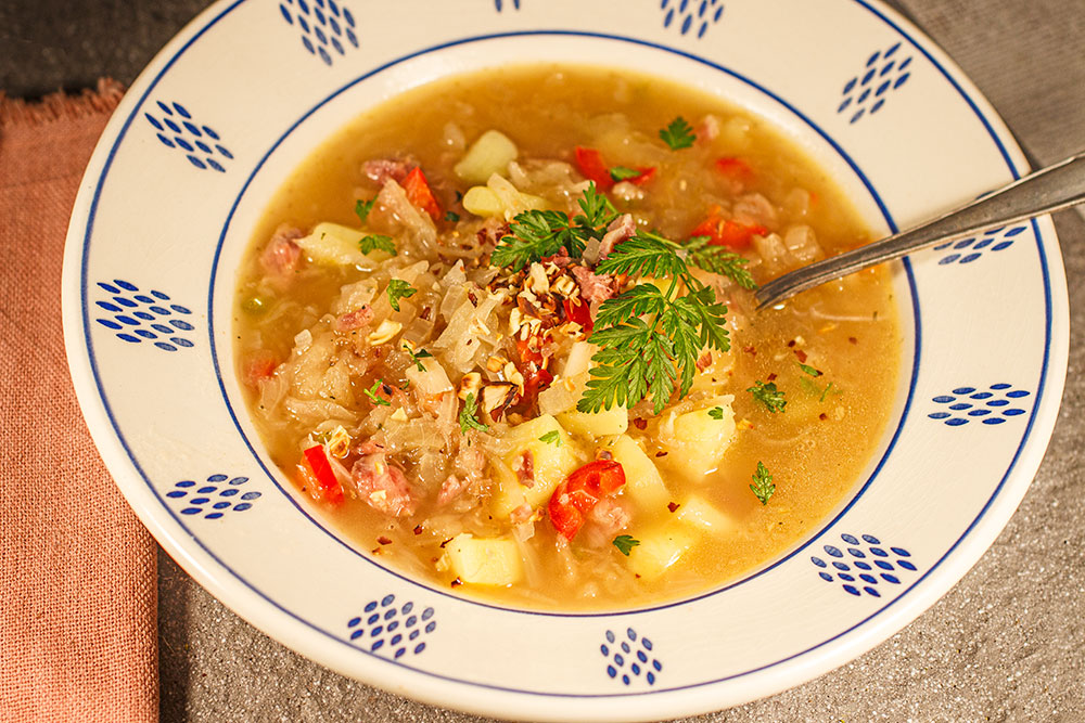 Sauerkrautsuppe mit Wiesenkerbel