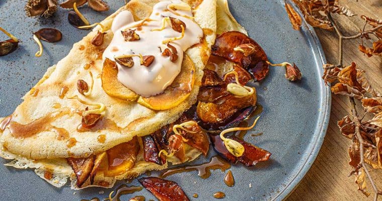 Apfelpfannkuchen mit Buchensprossen
