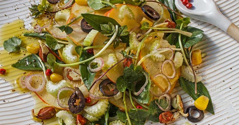Apfelsalat mit wilden Frühlingskräutern
