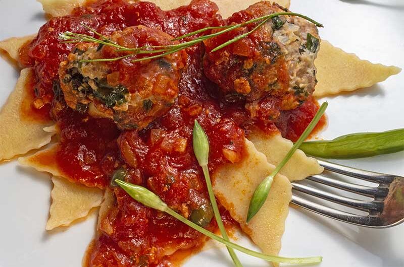 Bärlauch-Mettklößchen in Tomatensoße