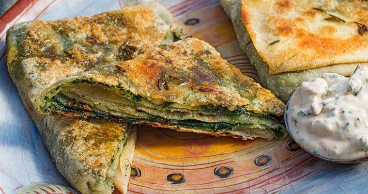 Gebratene Teigtaschen mit Bärlauchfüllung