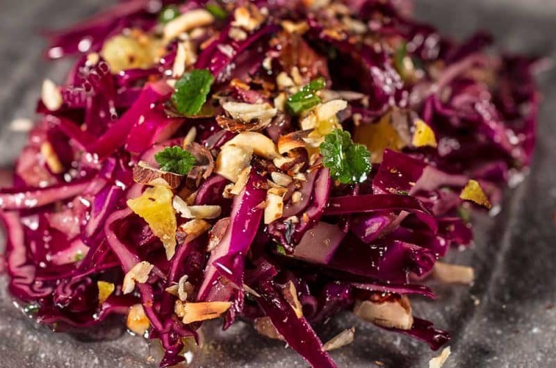 Rotkohlsalat-mit-Nuessen-und-orange