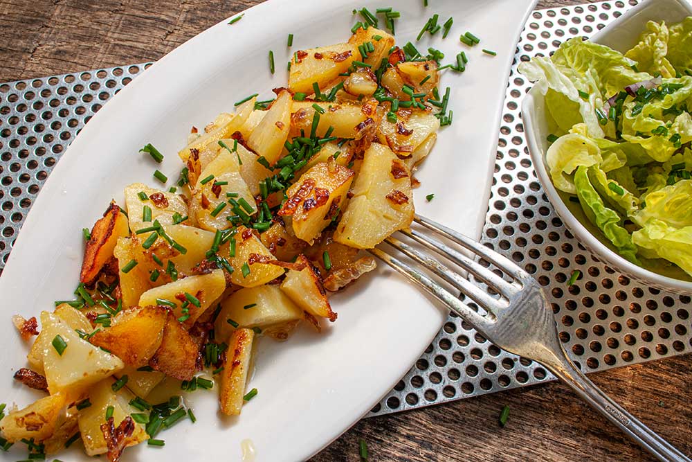 bratkartoffeln-schnittlauch-salat