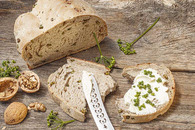 Weizensauerteigbrot Baerlauchfruechte Walnuesse 1
