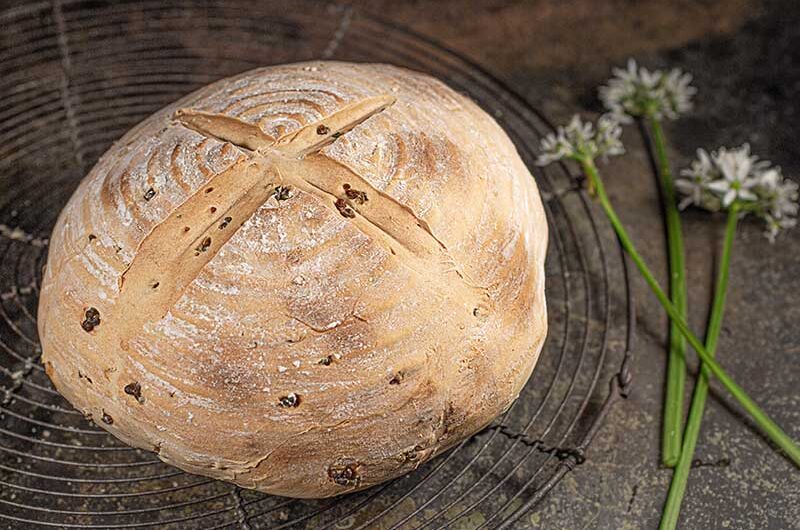 Weizensauerteigbrot mit Bärlauchfrüchten und Walnüssen