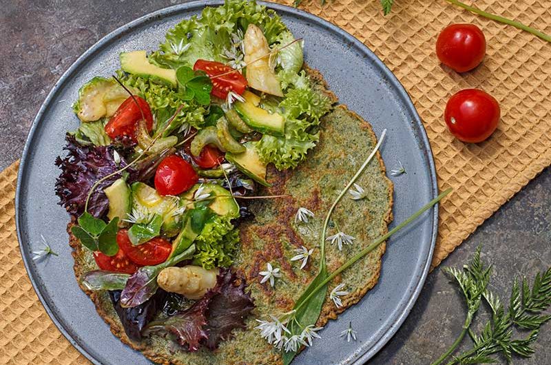 Wildkrauterpfannkuchen-mit-Salat
