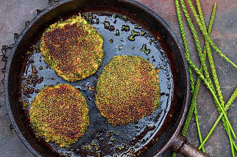 Zucchinipuffer-Breitwegerichpanade-Pfanne