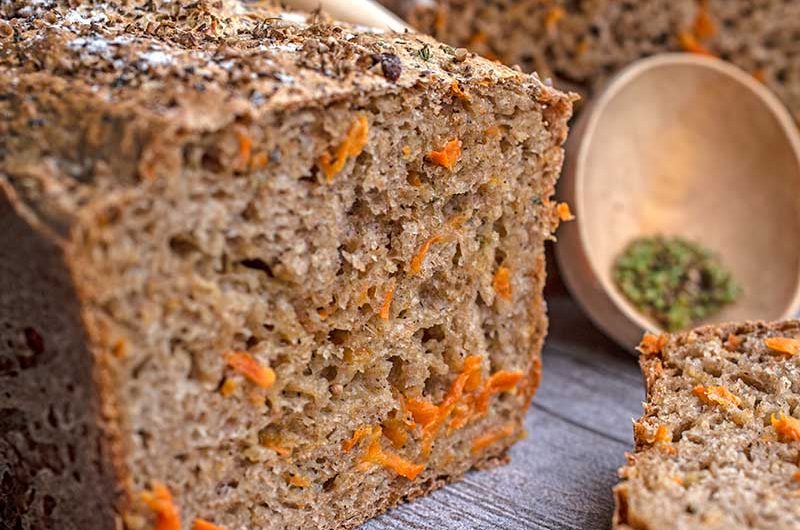 Möhrenbrot-gebacken-makro