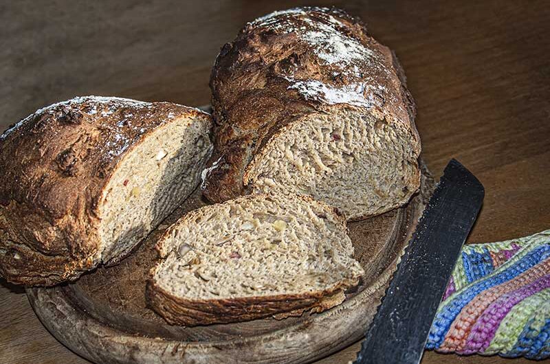 Bauernbrot mit Walnüssen und Haselnüssen