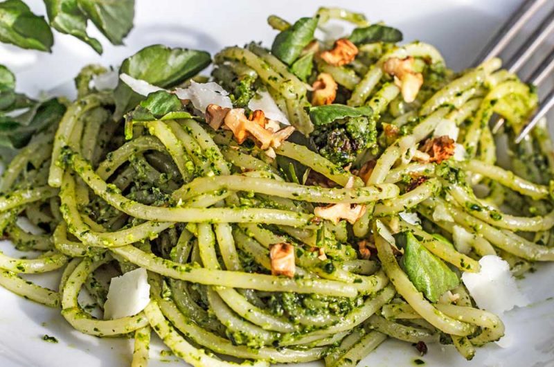 Spaghetti-Brunnenkresse-Pesto