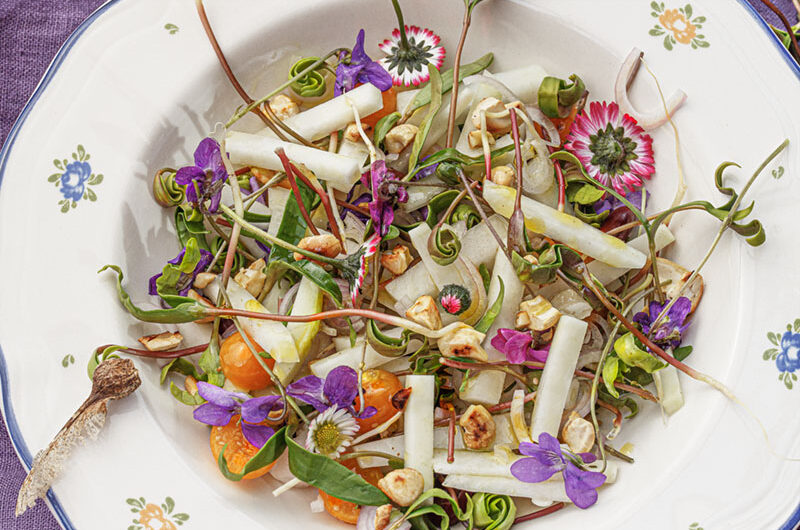 Salat mit Ahornsprossen, Kohlrabi und Physalis