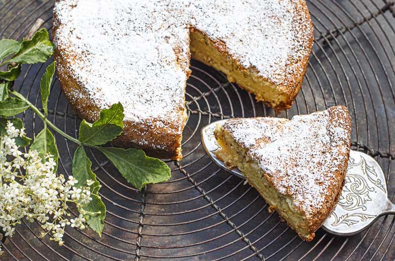 Fluffiger Zitronenkuchen ohne Mehl – dafür mit Holunderblüten