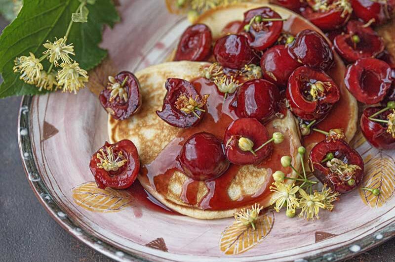 Pancakes-Kirschen-Lindenblueten-Makro
