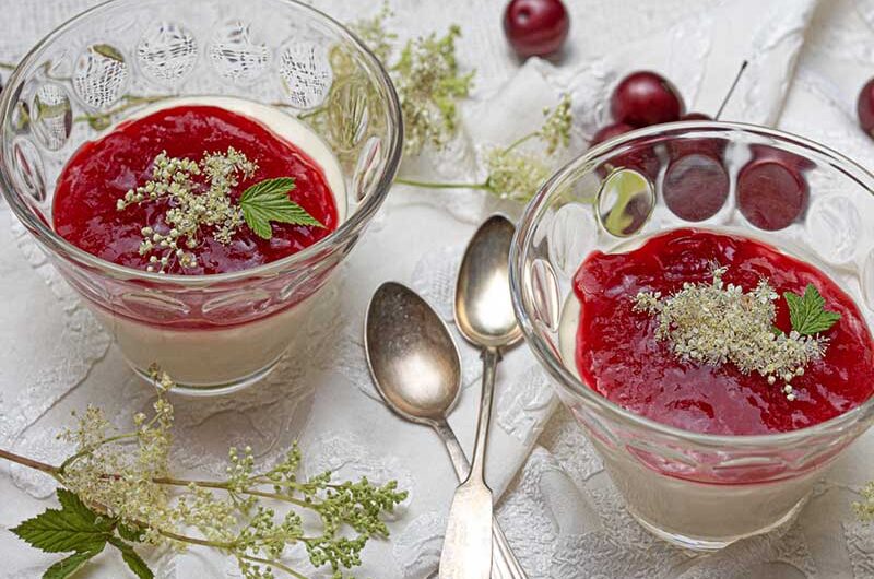 Mädesüßmousse mit Kirschpflaumengelee