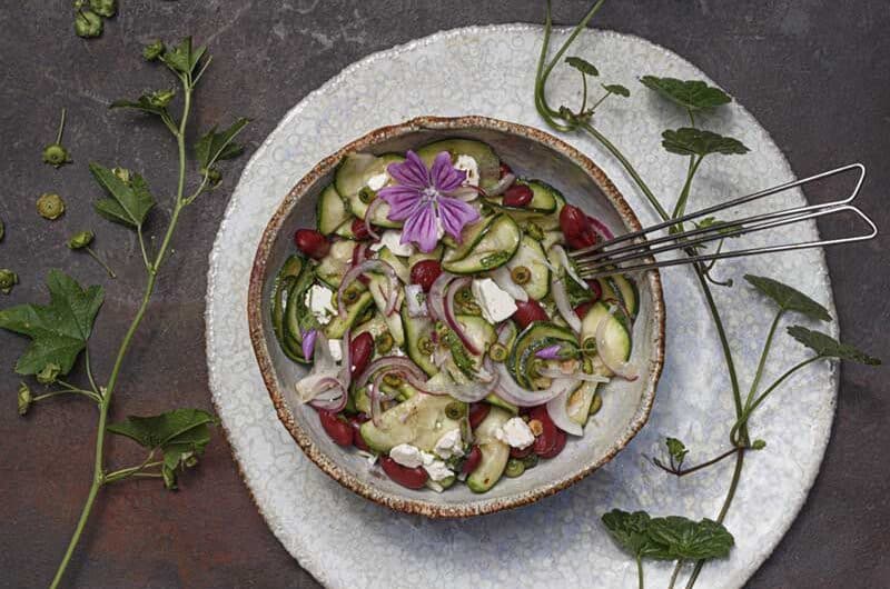 Zucchinisalat mit Malvenfrüchten