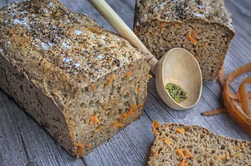 Karottenbrot mit Breitwegerichfrüchten