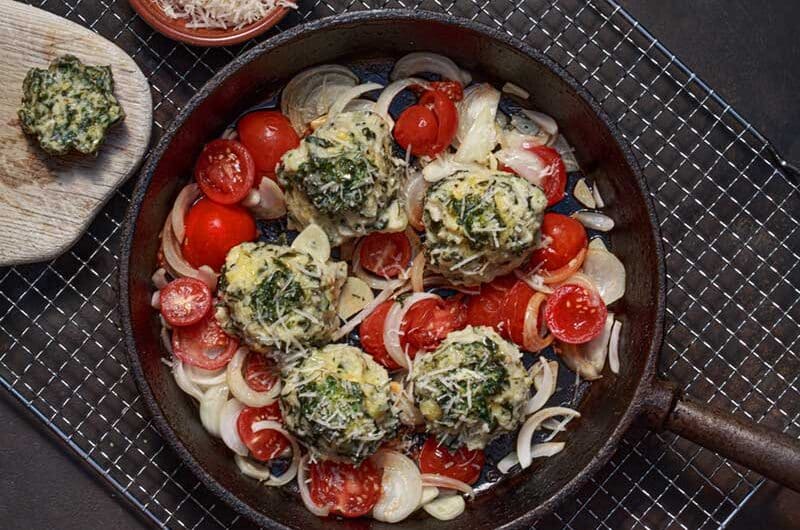 Kartoffelklößchen mit Ackermelde auf Tomatengemüse