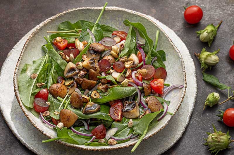 Sauerampfersalat mit frischen Haselnüssen