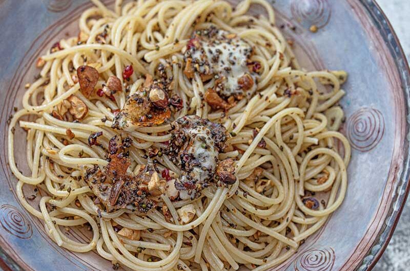 Spaghetti mit frischen Haselnüssen und Breitwegerichfrüchten