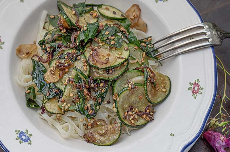 Zucchini-Ackermeldegemüse mit geröstetem Springkrautsamen