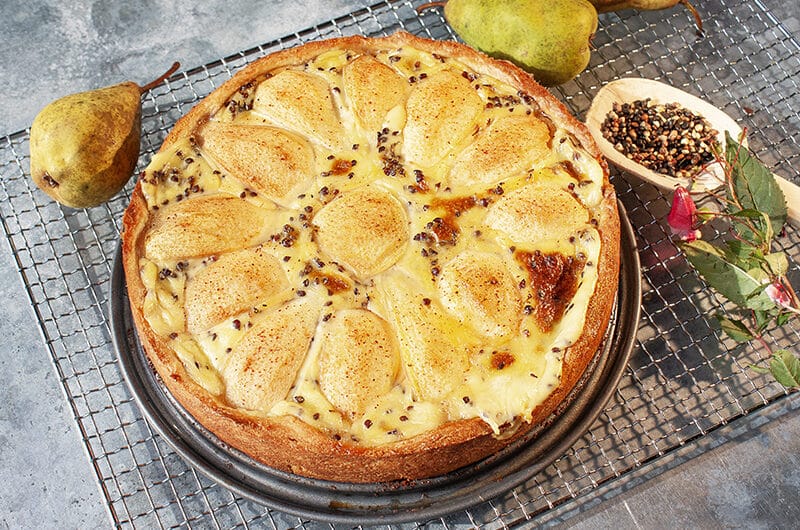 Birnenkuchen mit Vanillepudding und Springkrautsamen