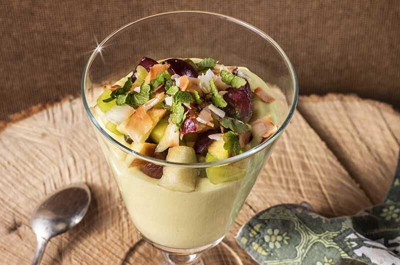 Kokos-Vanillepudding mit Obstsalat und Gundermann