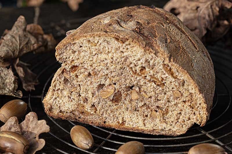 Knuspriges Weizensauerteigbrot mit Eicheln und Feigen