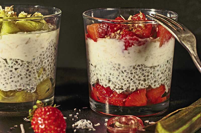Chia-Pudding mit Erdbeeren und Rhabarber