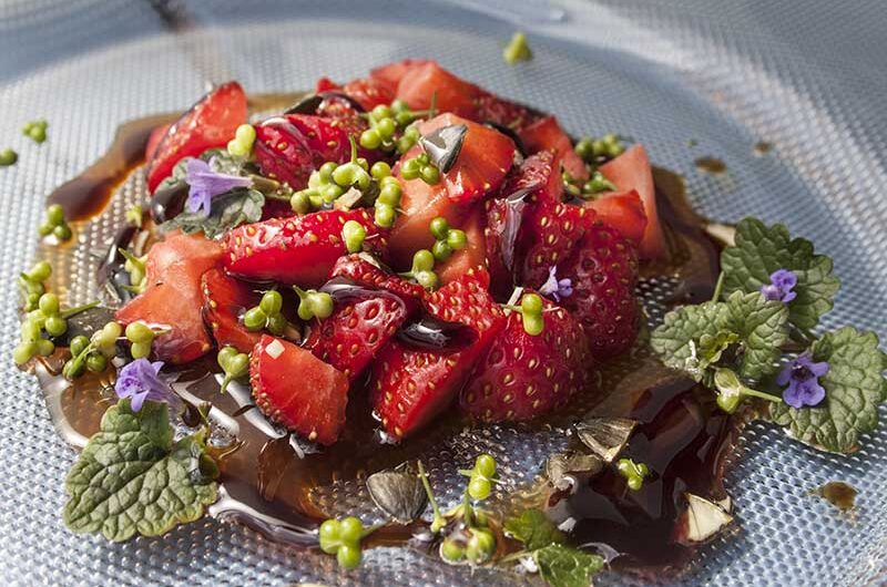 erdbeeren-mit-Bärlauchfrüchten-Balsamico