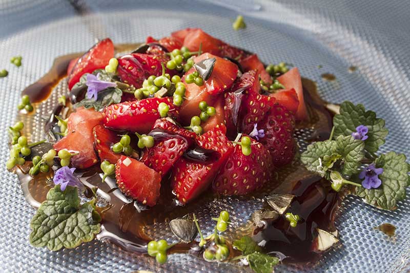 erdbeeren-mit-Bärlauchfrüchten-Balsamico