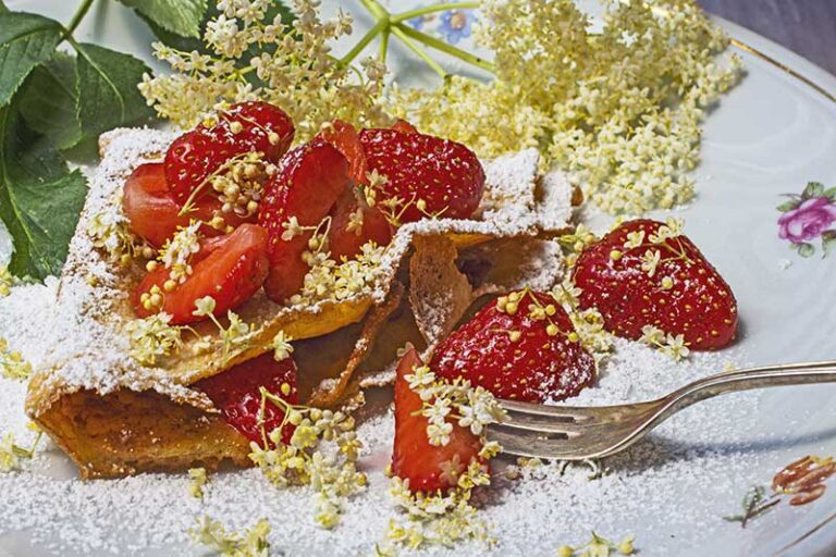 Crepes-mit-Erdbeeren-und-Holunderblüten