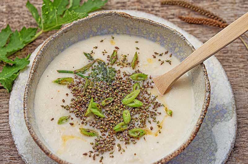 Blumenkohlsuppe mit Wiesenbärenklau und gerösteten Breitwegerichfrüchten