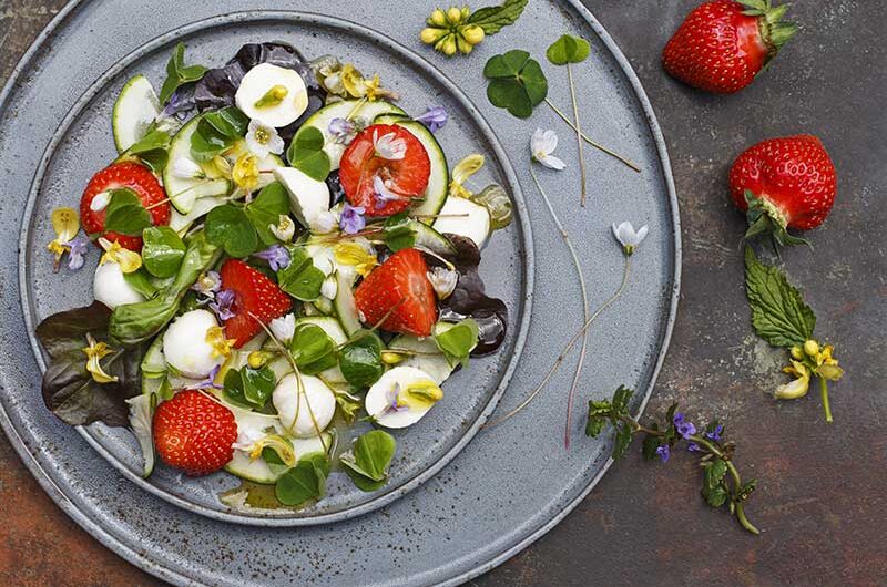 Erdbeersalat mit Sauerklee