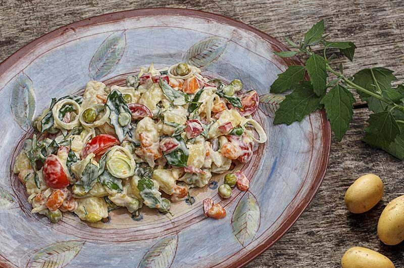 Kartoffelsalat mit Gemüse und Ackermelde