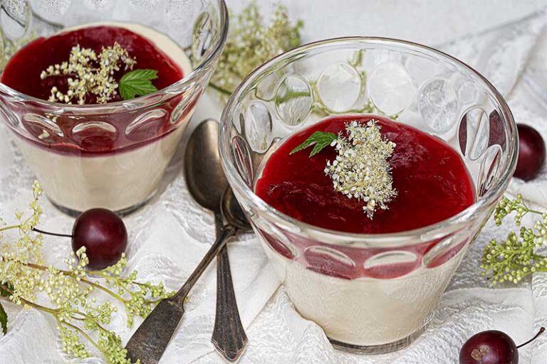 Mädesüßmousse-Kirschpflaumensoße