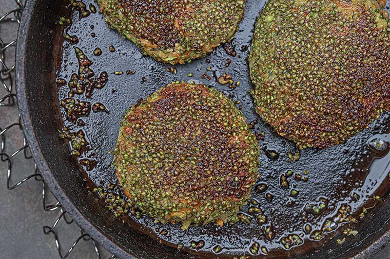 Zucchinipuffer Breitwegerichpanade Makro 2